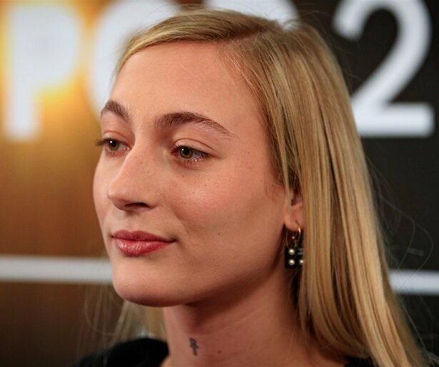 Zangeres S10 deelt songfestivalpunten uit namens Nederland