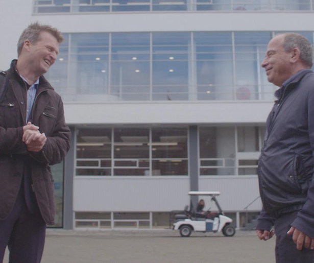 EenVandaag ruilt auto in voor lopende interviews in De wandeling