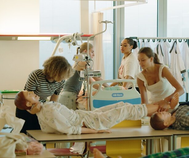 BNNVARA volgt zorgstudenten in nieuwe serie Zorgen