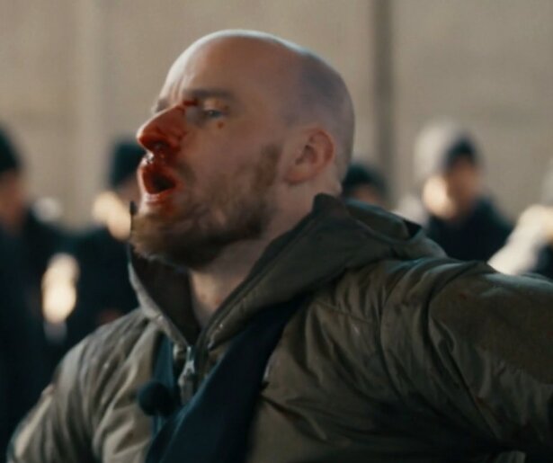 De deelnemers van Strijders banen zich een weg door een levensgevaarlijk mijnenveld