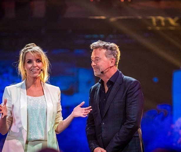 Anne-Mar Zwart en Bert van Leeuwen presenteren Stralend Kerstfeest 2022