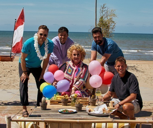 Karin Bloemen viert haar verjaardag in Strandgasten