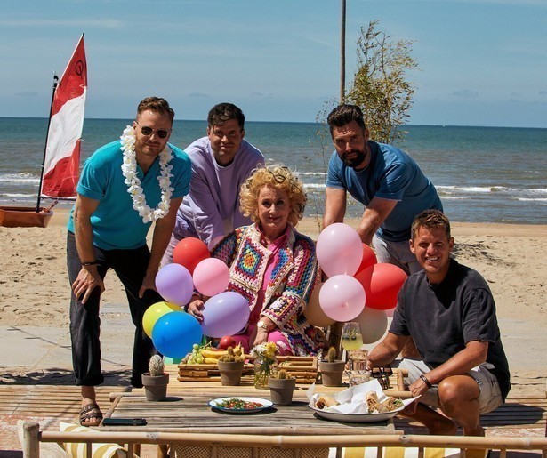Karin Bloemen viert haar verjaardag met Nick, Simon en Kees in Strandgasten 