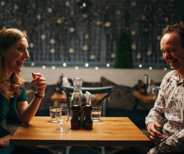 Wildvreemden gaan daten en willen een kind van elkaar