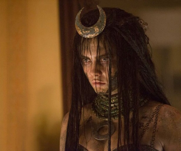 Een aantal levensgevaarlijke schurken moeten de wereld redden in Suicide Squad