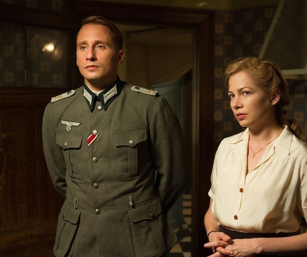 De man van Michelle Williams wordt meegenomen in Suite Française