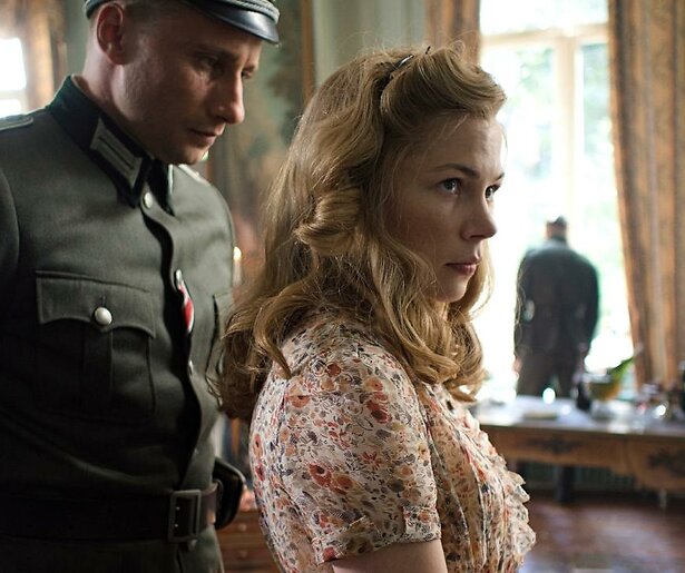 Michelle Williams en Matthias Schoenaerts groeien langzaam naar elkaar toe in Suite Française