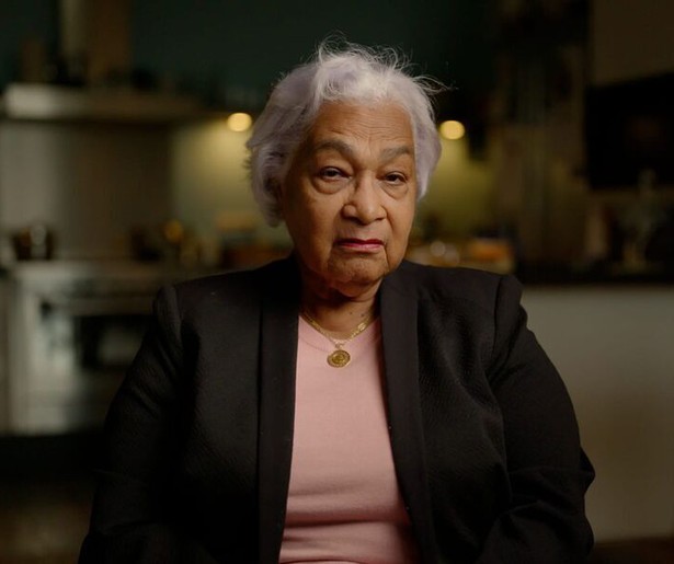 Coen Verbraak gaat in het slot van Suriname - 50 Jaar tussen Hoop en Zorg in gesprek met Cynthia McLeod