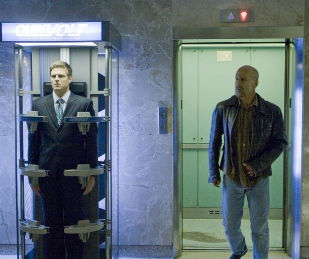 Bruce Willis moet de boze buitenwereld weer onder ogen komen in Surrogates