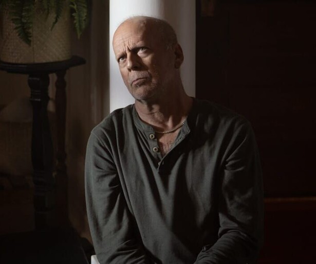 Bruce Willis laat zich niet zomaar terroriseren in Survive the Night