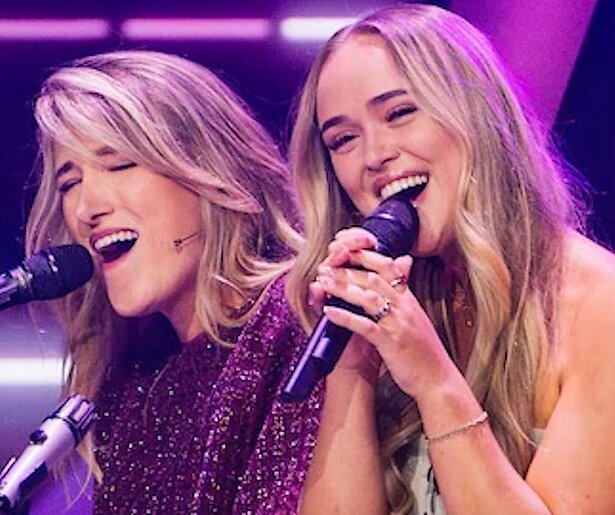 Suzan en Britt zorgen voor kippenvelmoment met spontaan duet in The Voice of Holland