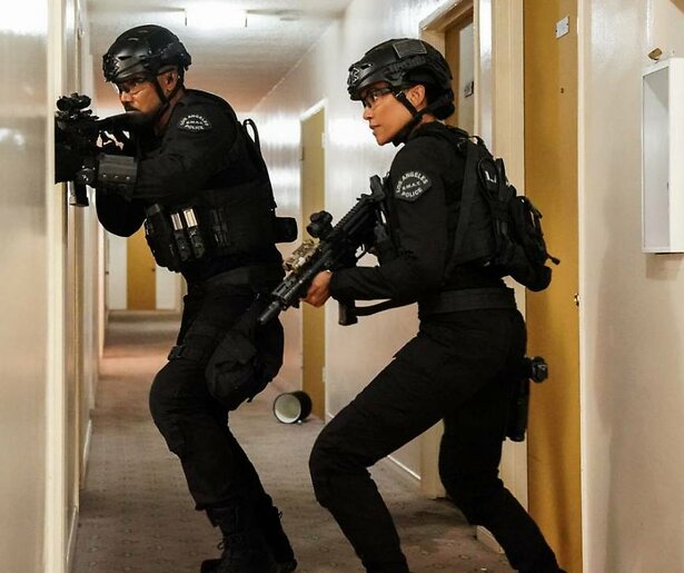 Agente Devin Gamble wordt geconfronteerd met een onderzoek van Interne Zaken in S.W.A.T.