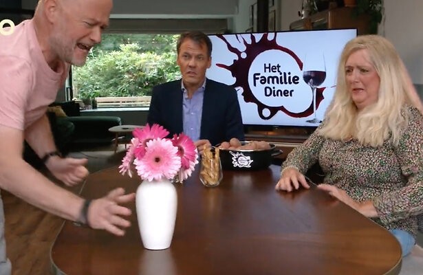 Tijs van den Brink flopt als Het Familiediner-presentator