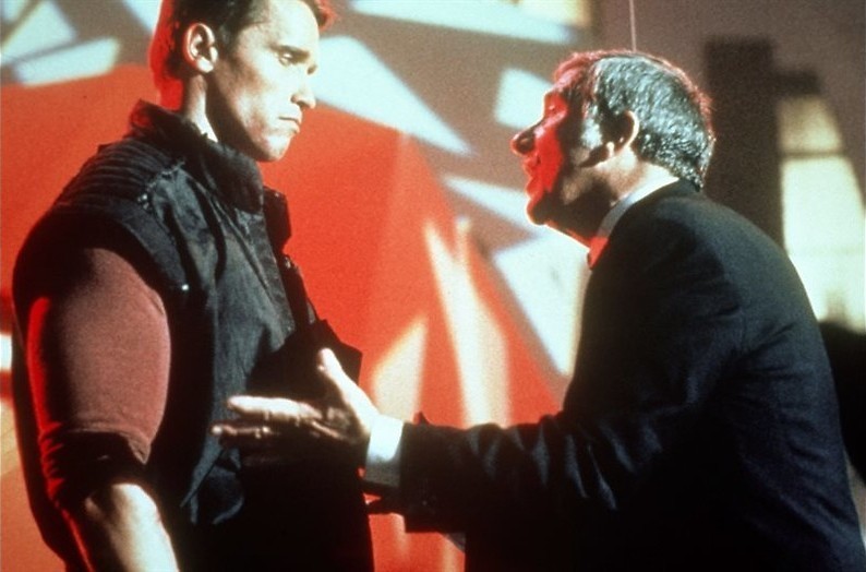 Arnold Schwarzenegger rent zich rot Arnold Schwarzenegger rent zich rot