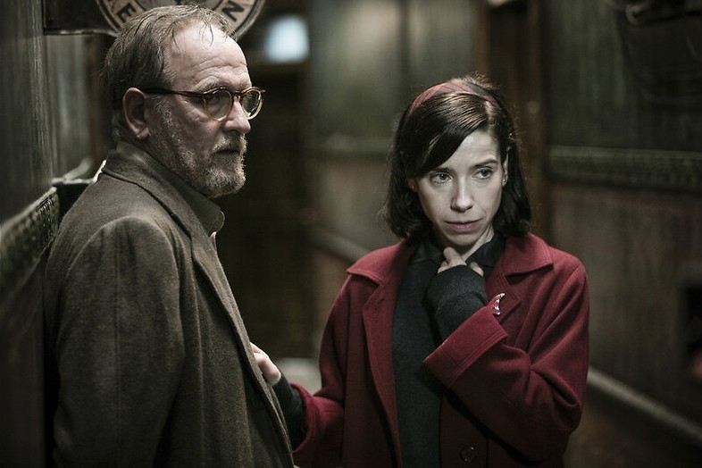 Sally Hawkins valt voor watermonster Sally Hawkins valt voor watermonster