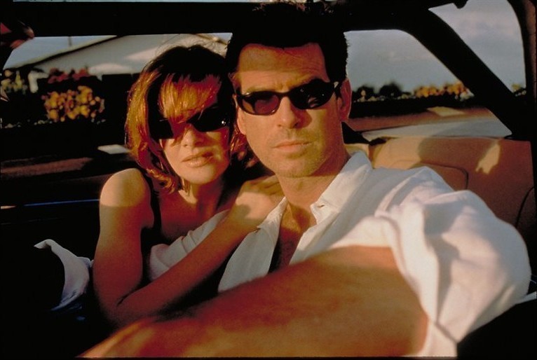Pierce Brosnan steelt dure kunst Pierce Brosnan steelt dure kunst