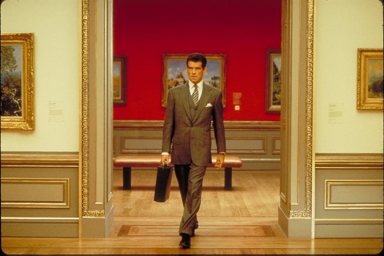 Pierce Brosnan steelt dure kunst Pierce Brosnan steelt dure kunst