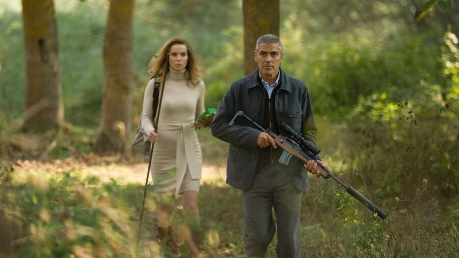 George Clooney en Thekla Reuten in The American