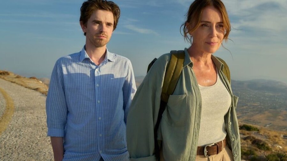 Freddie Highmore en Keeley Hawes in The Assassin