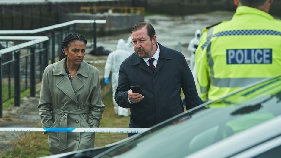 Marsha Thomason en Daniel Ryan in The Bay