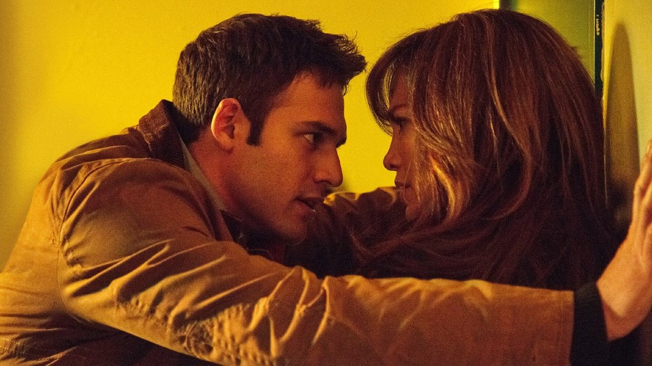 Ryan Guzman en Jennifer Lopez in The Boy Next Door