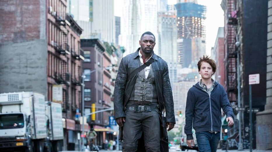 Tom Taylor en Idris Elba in The Dark Tower