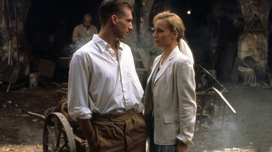 Ralph Fiennes als Count László Almásy en Kristin Scott Thomas als Katharine Clifton in The English Patient