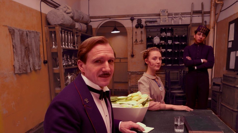 Ralph Fiennes, Saoirse Ronan en Tony Revolori in The Grand Budapest Hotel