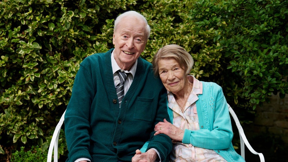 Michael Caine en Ann Queensberry in The Great Escaper