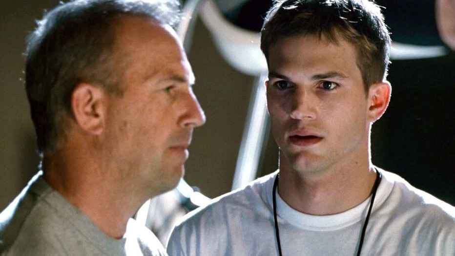 Kevin Costner en Ashton Kutcher in The Guardian