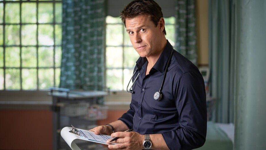 Rodger Corser als Hugh Knight in The Heart Guy Rodger Corser als Hugh Knight in The Heart Guy