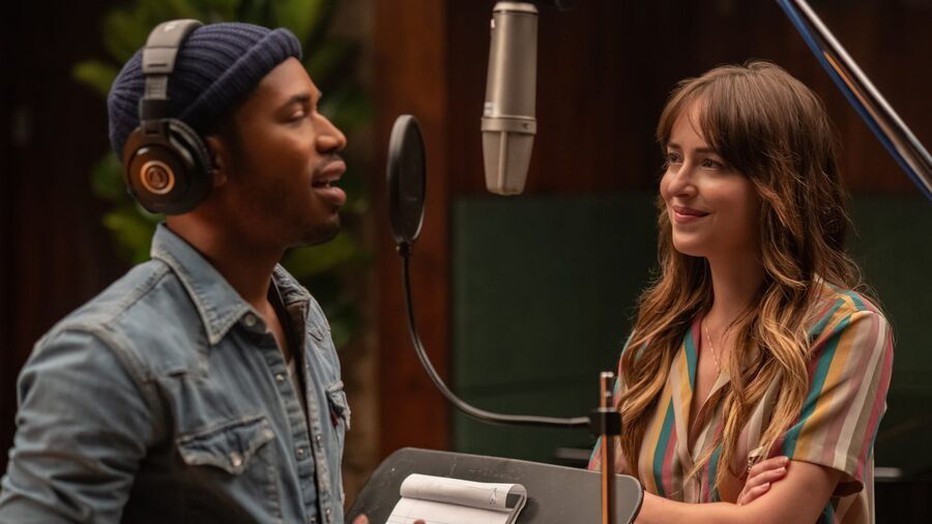 Kelvin Harrison Jr. en Dakota Johnson in The High Note