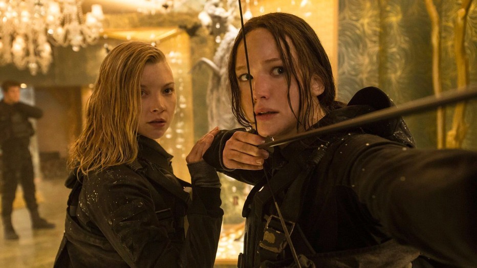 Natalie Dormer en Jennifer Lawrence in The Hunger Games: Mockingjay - Part 2