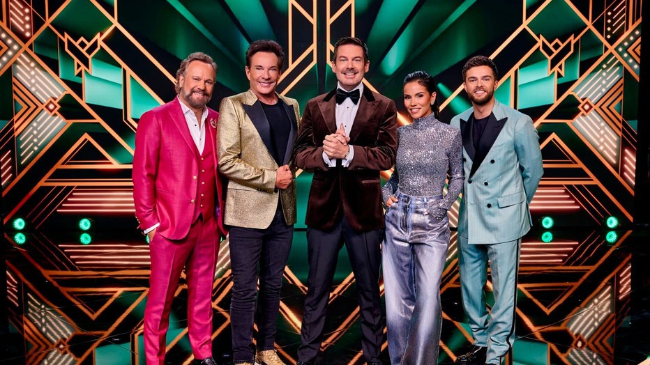 Panelleden met presentator The Masked Singer