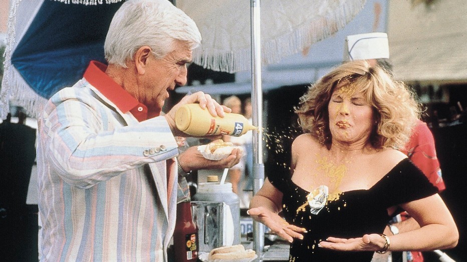 Leslie Nielsen en Priscilla Presley in The Naked Gun: From the Files of Police Squad!