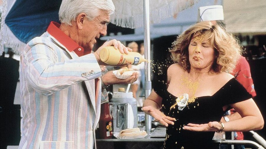 Leslie Nielsen en Priscilla Presley in The Naked Gun: From the Files of Police Squad!