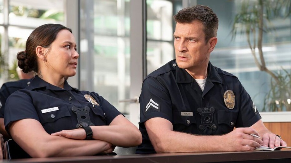 Melissa O'Neil en Nathan Fillion in The Rookie