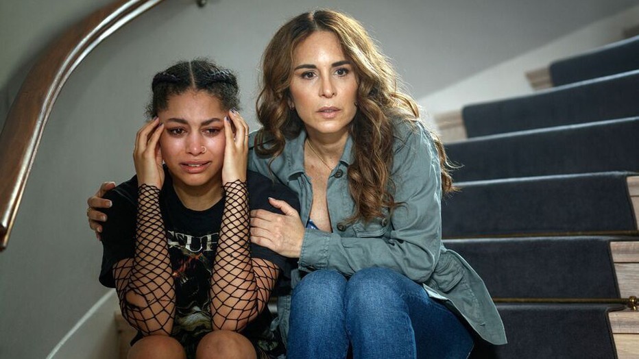 Adja Krook als Olivia en Alexandra Rapaport als Nora in The Sandhamn Murders