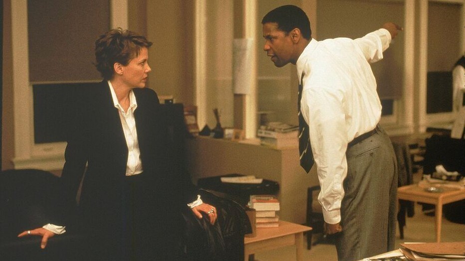 Annette Bening en Denzel Washington in The Siege