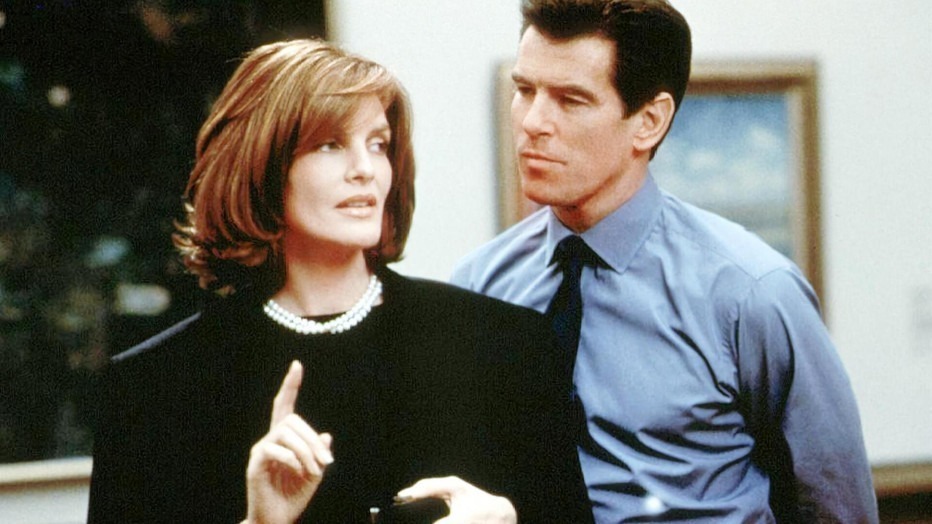 Rene Russo en Pierce Brosnan in The Thomas Crown Affair