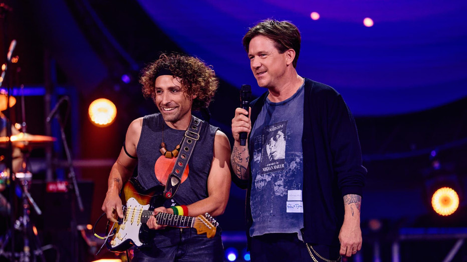 Ja Maar en Johnny de Mol in The Tribute: Battle of the Bands