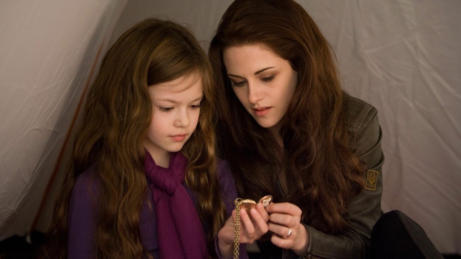 Kristen Stewart en Mackenzie Foy in The Twilight Saga: Breaking Dawn - Part 2 Kristen Stewart en Mackenzie Foy in The Twilight Saga: Breaking Dawn - Part 2