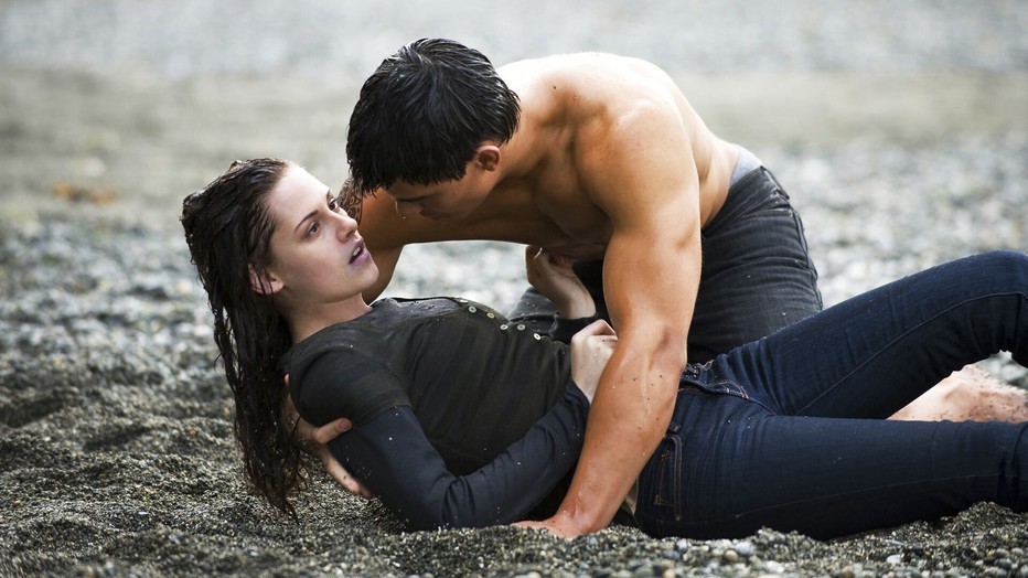 Kristen Stewart met Taylor Lautner in The Twilight Saga: New Moon Kristen Stewart met Taylor Lautner in The Twilight Saga: New Moon