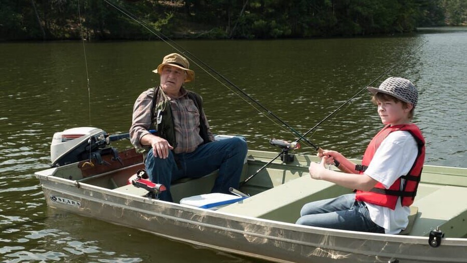 Robert De Niro en Oakes Fegley in The War with Grandpa