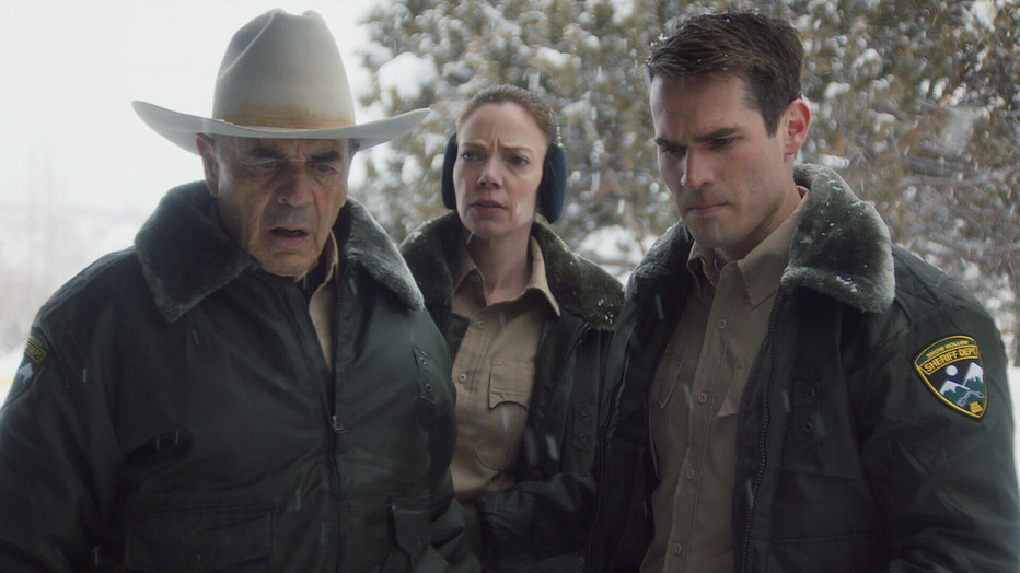 Robert Forster, Riki Lindhome en Jim Cummings in The Wolf of Snow Hollow