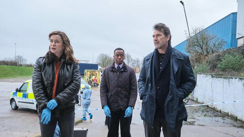 Eve Myles, Elliot Edusah en Dougray Scott in The Crow Girl