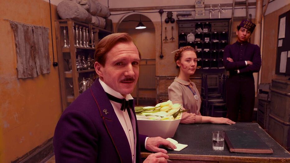 Ralph Fiennes, Saoirse Ronan en Tony Revolori in The Grand Budapest Hotel