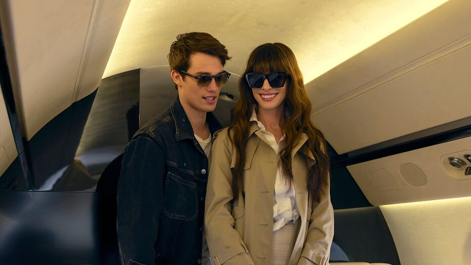 Anne Hathaway en Nicholas Galitzine in The Idea of You