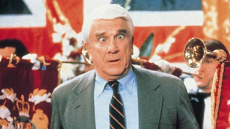 Leslie Nielsen als luitenant Frank Drebin in The Naked Gun Leslie Nielsen als luitenant Frank Drebin in The Naked Gun