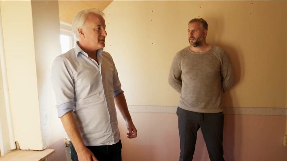 Bob Sikkes en Tijl Beckand in De Moeite Waard?!.